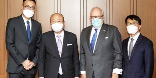 한화 회장 김승연, 삼남 김동선과 미국 헤리티지재단 회장 만나