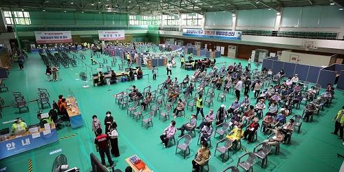 5일부터 60~74세 예약초과자 포함 1차 접종 시작, 화이자 백신 맞아 