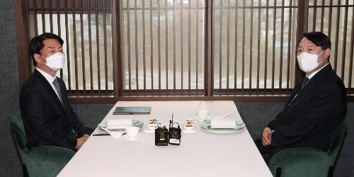 윤석열 안철수 만나, “소득주도성장과 전국민 재난지원금 바로잡아야”