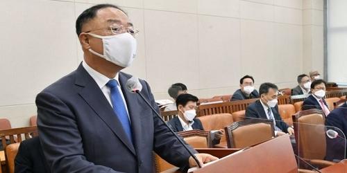 홍남기 "전국민 재난지원금 동의 안 해, 재정 운용은 신중해야"