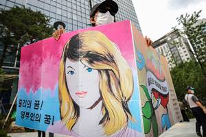 서울 강남구에 ‘쥴리 벽화’ 다시 등장, 문구 조금 바꿔 1인시위