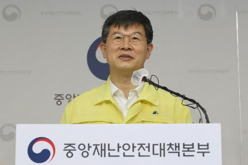 정부 “국민 70% 접종 뒤 방역전략을 ‘위드 코로나’ 전환 검토 가능" 