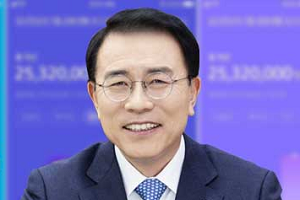 신한금융 플랫폼 개방 더 빠르게, <a href='https://www.businesspost.co.kr/BP?command=article_view&num=337349' class='human_link' style='text-decoration:underline' target='_blank'>조용병</a> 카카오뱅크 충격에 적극 대응