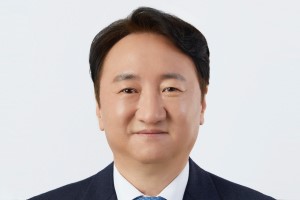 NH농협은행 대출중단에 수익 감소 부담, <a href='https://www.businesspost.co.kr/BP?command=article_view&num=275803' class='human_link' style='text-decoration:underline' target='_blank'>권준학</a> 자산관리 더 집중 