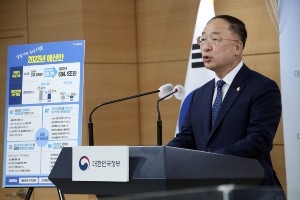 홍남기 "2022년 예산안 8.3% 늘린 604조, 재정이 민생 버팀목 돼야"