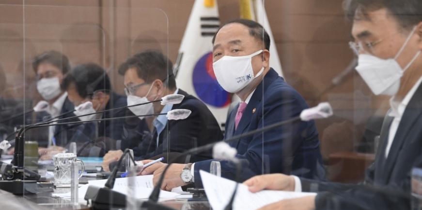 홍남기 금융·외환시장 개입 시사, “변동성 커져 선제적 적극적 대응”