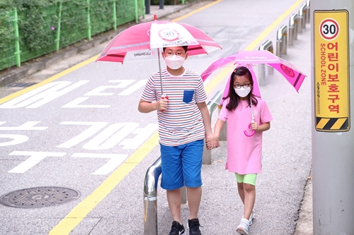 LG디스플레이, 초등학생 교통사고 예방 위해 투명안전우산 나눠줘