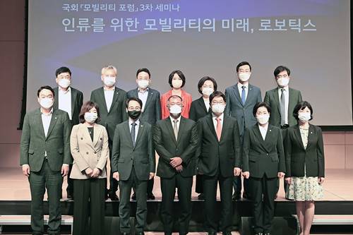 정의선 국회 모빌리티포럼 참석, “인류 편안함 위해 로봇기술에 투자”