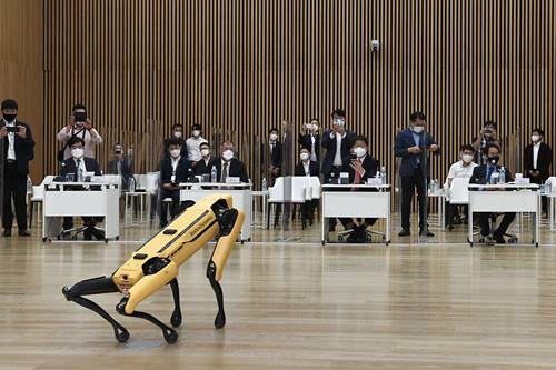 정의선 국회 모빌리티포럼 참석, “인류 편안함 위해 로봇기술에 투자”