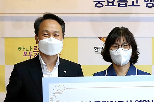 신한은행 독거노인에 식품 지원, 진옥동 “진정성 있는 사회공헌”