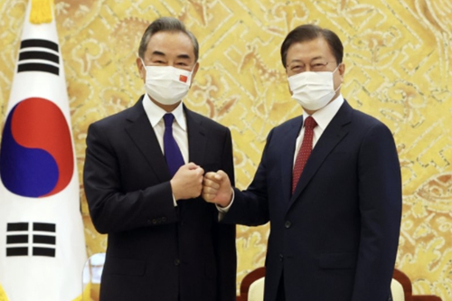 문재인 중국 외교부장 왕이 만나, "한반도 평화에 변함없는 지지를" 