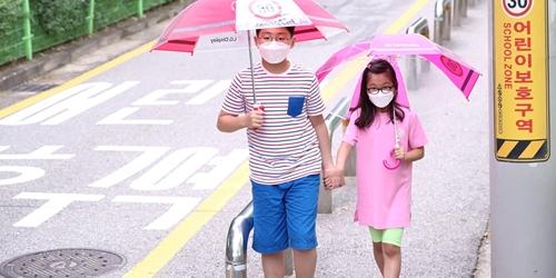 LG디스플레이, 초등학생 교통사고 예방 위해 투명안전우산 나눠줘
