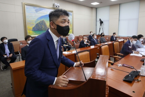 국감 나온 김범수, "카카오는 골목상권 침해사업 절대 진출 안 하겠다"