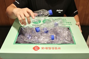 롯데칠성음료 빈 생수 페트병 수거해 기획상품 제작, "ESG경영 강화"