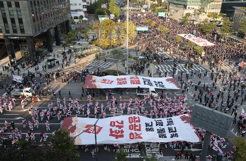 민주노총 총파업대회 강행, 서울 서대문역 사거리에 기습적 집결