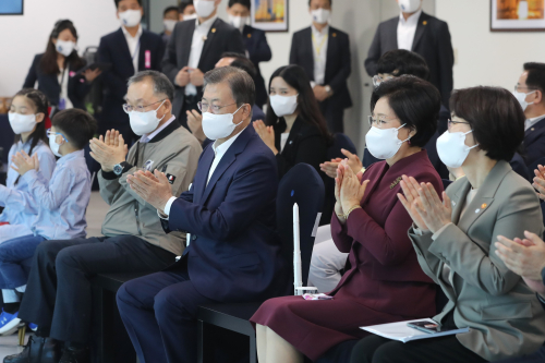 문재인 "청소년과 어린이가 쉽게 이해할 수 있는 우주 콘텐츠 보급해야"