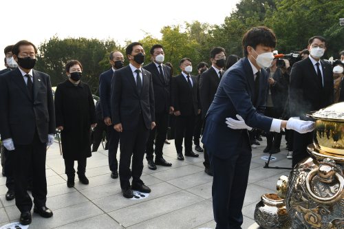 이준석 국민의힘 경선후보들과 박정희 묘역 참배, 윤석열은 오후에 따로