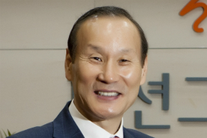 형지그룹 실적 반등 절실, <a href='https://www.businesspost.co.kr/BP?command=article_view&num=258456' class='human_link' style='text-decoration:underline' target='_blank'>최병오</a> 통합 온라인몰과 해외 공략 투 트랙