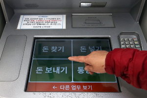 "모바일뱅킹 못해요", 신한은행 KB국민은행 시니어고객 모시기 경쟁