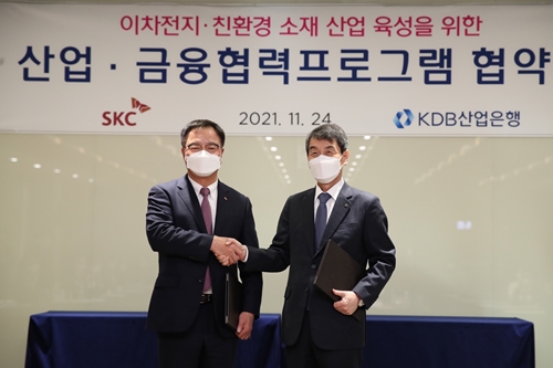 산업은행 SKC 2차전지소재에 1조5천억 지원, <a href='https://www.businesspost.co.kr/BP?command=article_view&num=269479' class='human_link' style='text-decoration:underline' target='_blank'>이동걸</a> <a href='https://www.businesspost.co.kr/BP?command=article_view&num=235318' class='human_link' style='text-decoration:underline' target='_blank'>이완재</a> 맞손 