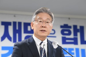 <a href='https://www.businesspost.co.kr/BP?command=article_view&num=337845' class='human_link' style='text-decoration:underline' target='_blank'>이재명</a> 파격으로 정권교체 여론과 싸워, 반짝효과 넘어설 내용이 열쇠