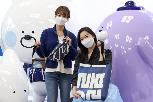 신한은행, 폐현수막으로 친환경 가방 제작하는 업사이클링 캠페인 