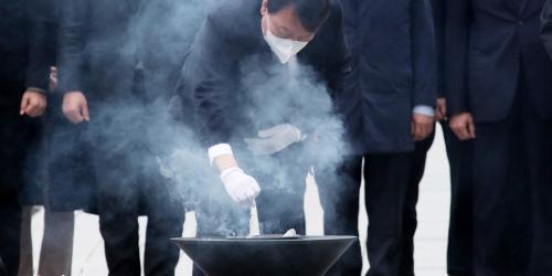 윤석열 노무현 묘역 참배, “국민사랑 가장 많이 받은 서민 대통령”