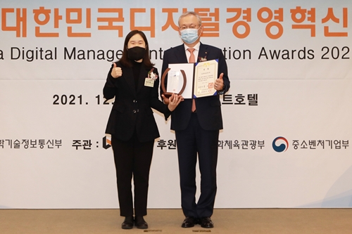 NH투자증권 디지털경영혁신대상 대통령상, <a href='https://www.businesspost.co.kr/BP?command=article_view&num=317569' class='human_link' style='text-decoration:underline' target='_blank'>정영채</a> "디지털 선도"