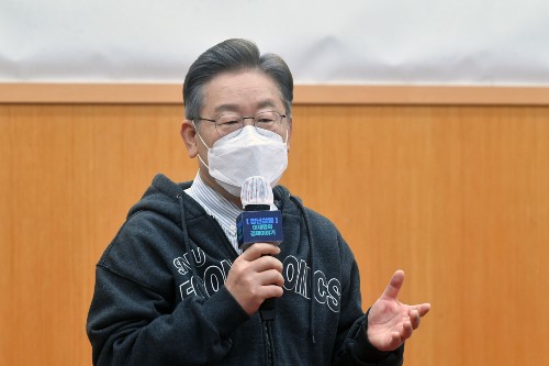 이재명 기재부 비판하고 조국사태 거듭 사과, 현정부 '실책'과 거리두기