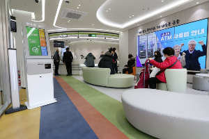 신한은행, 서울 신림동지점에 시니어 위한 '디지털맞춤영업점' 열어