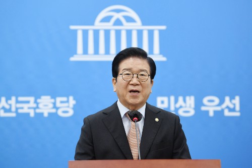 국회의장 <a href='https://www.businesspost.co.kr/BP?command=article_view&num=273174' class='human_link' style='text-decoration:underline' target='_blank'>박병석</a> 개헌 언급, "대선 뒤 논의해 지방선거 때 국민투표"