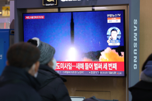 북한, 사흘 만에 동해상에 탄도미사일 추정 발사체 2발 추가 발사