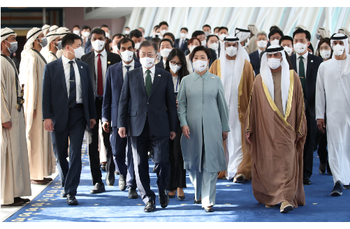 문재인 UAE 뒤로 하고 사우디로, 직접 맞은 왕세자와 공식회담 진행