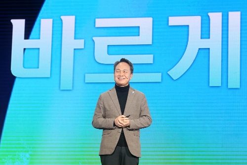 신한은행 2022년 경영전략회의 개최, <a href='https://www.businesspost.co.kr/BP?command=article_view&num=338197' class='human_link' style='text-decoration:underline' target='_blank'>진옥동</a> "바르게 빠르게 다르게"