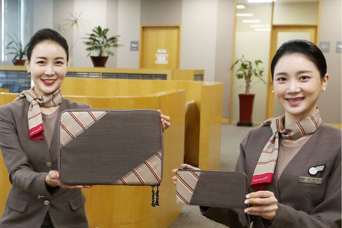 아시아나항공 유니폼이 태블릿 파우치로, "ESG경영 임직원 참여" 