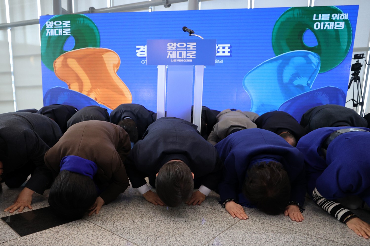 윤석열도 이재명도 넙죽넙죽, '큰절 필패' 징크스 깨야 대선 이긴다