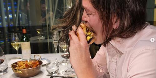 정용진, 이번엔 장발 모습으로 햄버거 먹는 사진 인스타그램에 올려