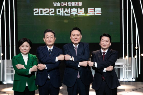 KSOI 조사 <a href='https://www.businesspost.co.kr/BP?command=article_view&num=302115' class='human_link' style='text-decoration:underline' target='_blank'>윤석열</a> 37.2% <a href='https://www.businesspost.co.kr/BP?command=article_view&num=292259' class='human_link' style='text-decoration:underline' target='_blank'>이재명</a> 35.1% 접전, <a href='https://www.businesspost.co.kr/BP?command=article_view&num=275316' class='human_link' style='text-decoration:underline' target='_blank'>안철수</a> 8.4%