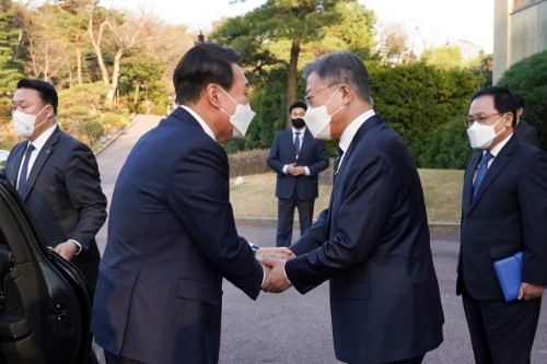 문재인, 윤석열 만나 "집무실 이전 예산 면밀히 살펴 돕겠다"