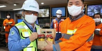 포스코 대표 김학동, 철강사업 분할 뒤 포항제철소 찾아 안전 강조