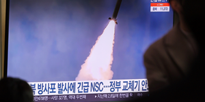 북한 나흘 만에 또 다시 무력시위, 합참 “대륙간탄도미사일로 추정”