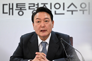 정호영 '아빠찬스' 의혹 해명에도 논란은 지속, <a href='https://www.businesspost.co.kr/BP?command=article_view&num=337654' class='human_link' style='text-decoration:underline' target='_blank'>윤석열</a> 어떤 선택할까