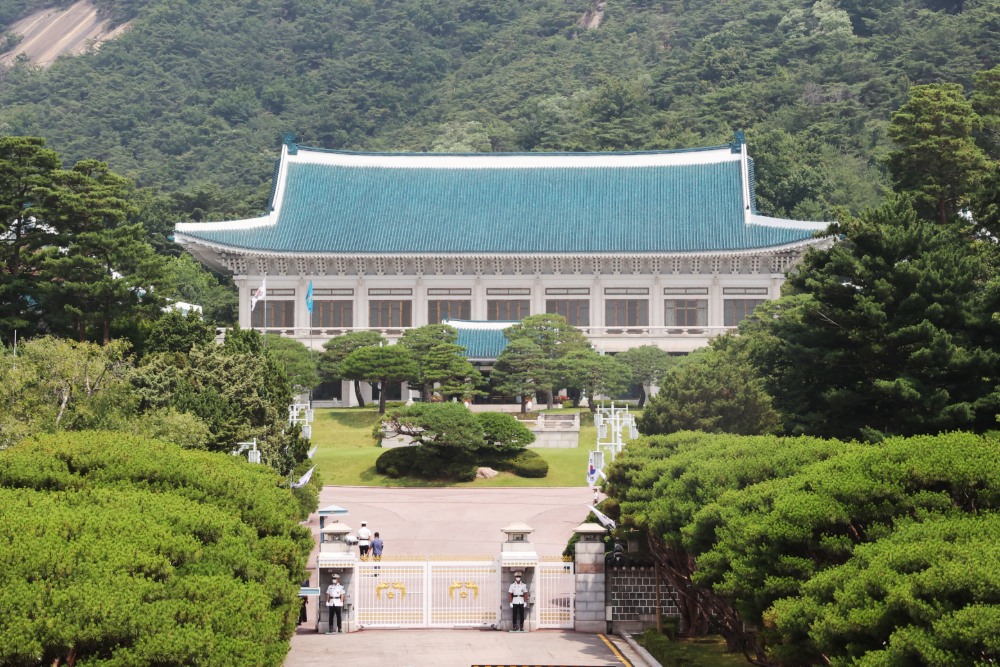 청와대 "한국경제 폭망? 문재인정부 공과 인색한 평가는 매우 위험"