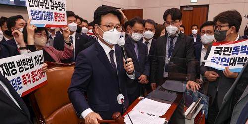 검찰수사권 폐지 중재안 국회 법사위 통과, 본회의 표결만 남아 
