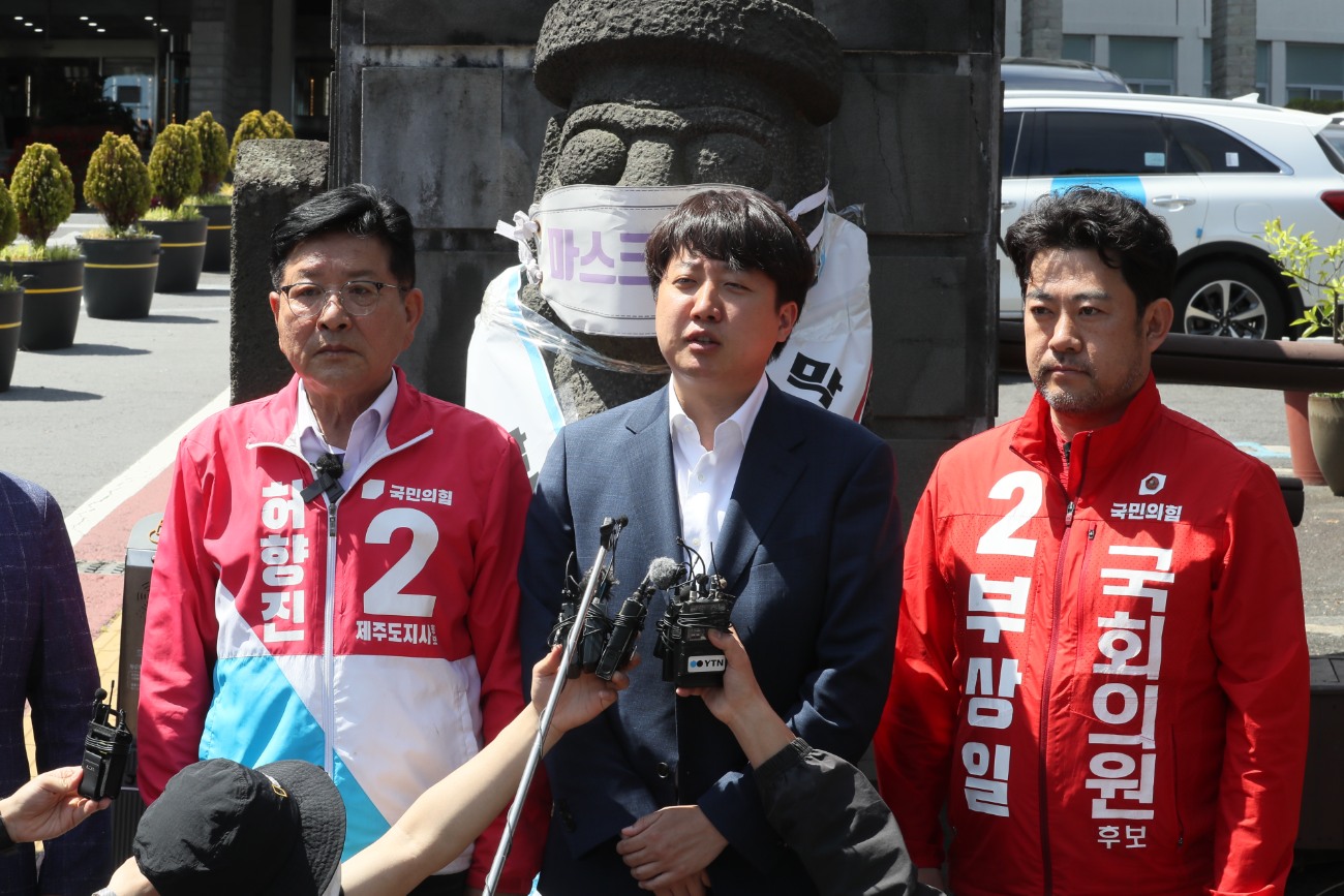 이준석 '김포공항 이전' 공약 비판, "수요공급 모르는 무식한 발상"