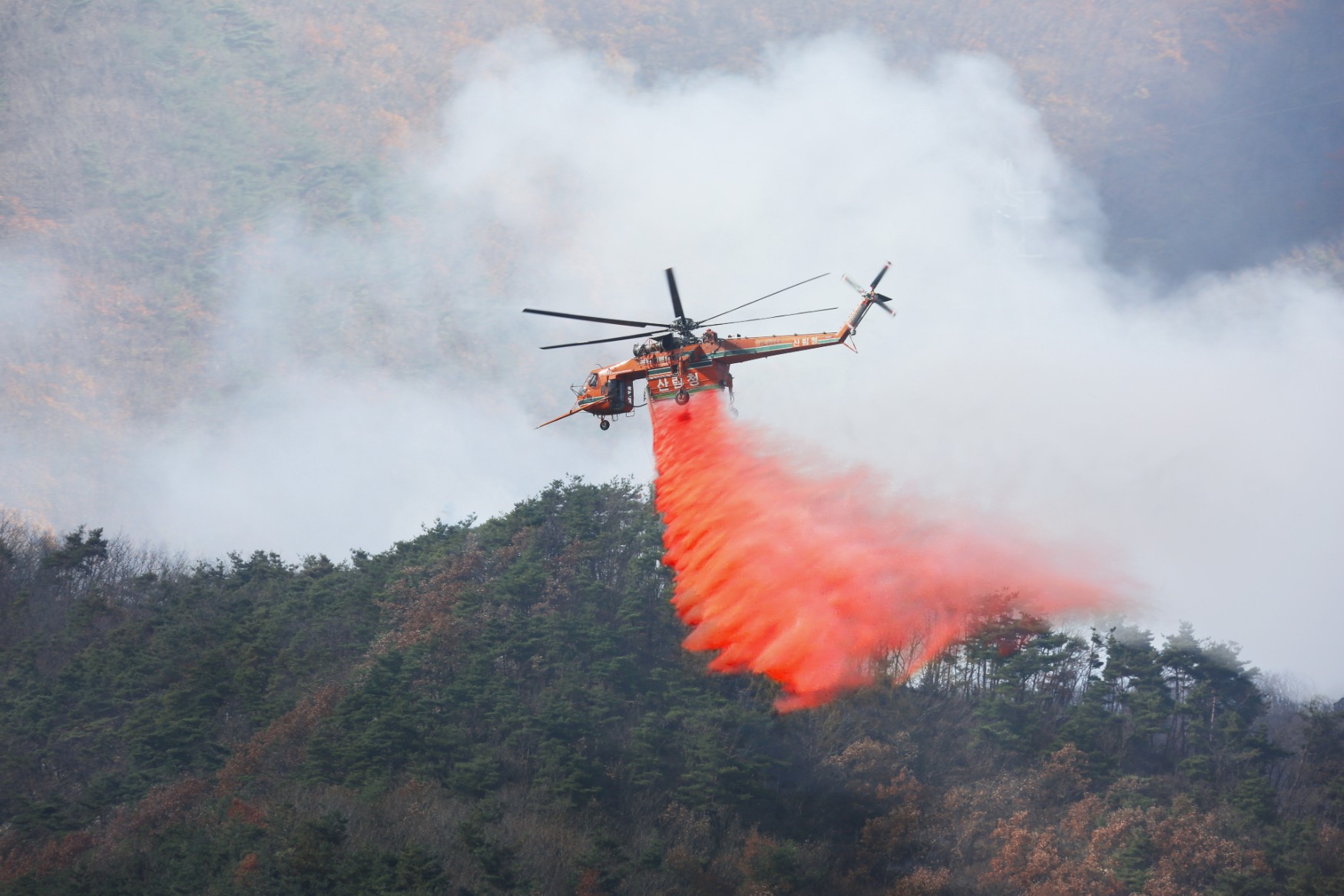 밀양 산불 34시간째 이어져, 헬기 57대 투입 역대 최대 규모 
