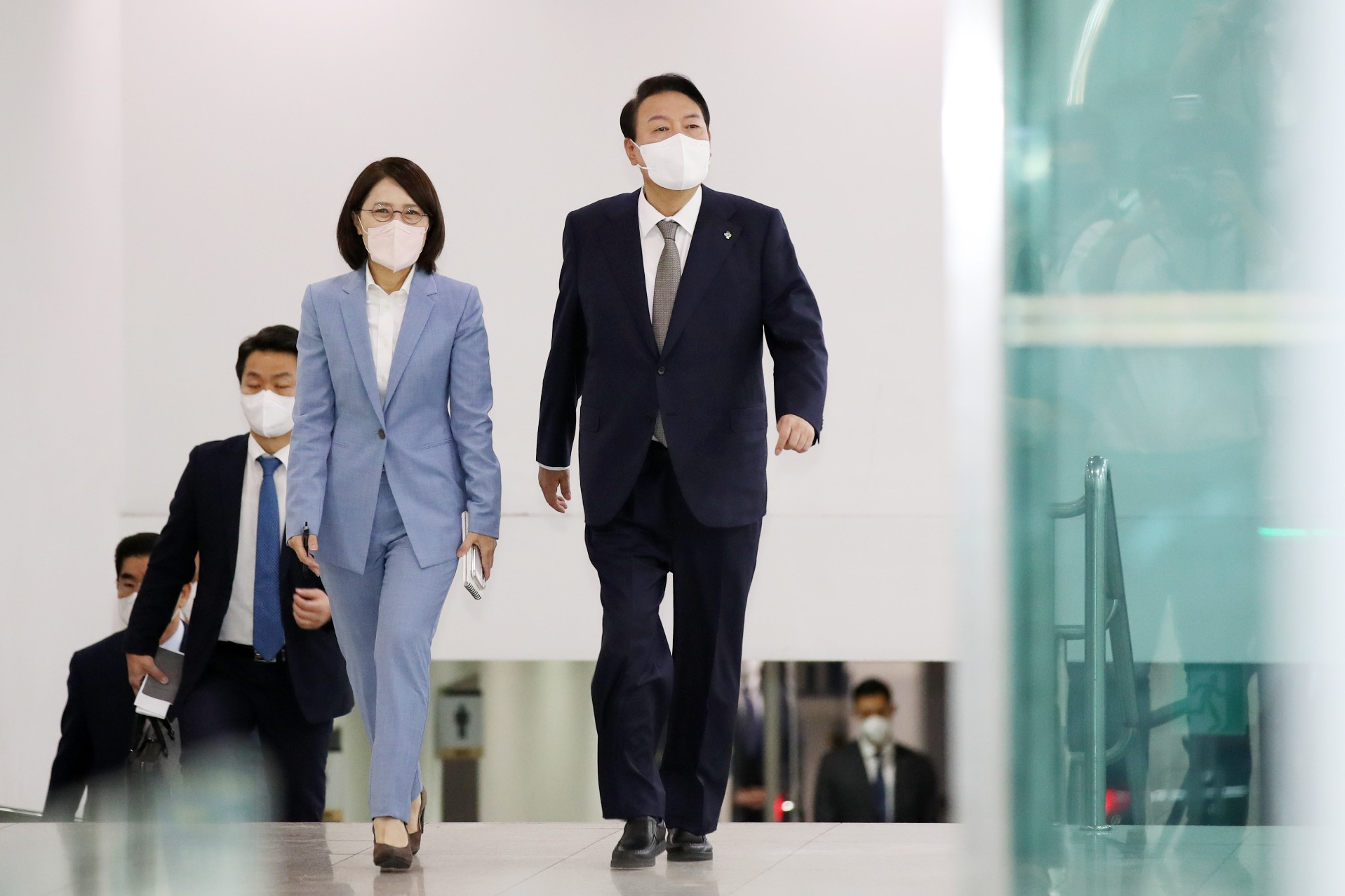 윤석열 경제위기 극복 강조, "정당의 정치적 승리 말할 상황 아냐"