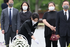 김건희 공개활동에 시선 엇갈려, "국격에 도움" vs "내조에만 집중해야"