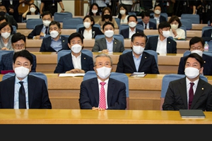 윤석열 배웅 권성동과 장제원 옆자리 안철수, 최재형 힘실은 이준석