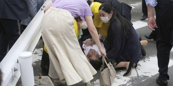 아베 신조 전 일본 총리 사망, 해상자위대 출신 남성 총격에 피습
